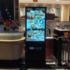 Màn hình quảng cáo chân đứng 49 inch Lux Vision