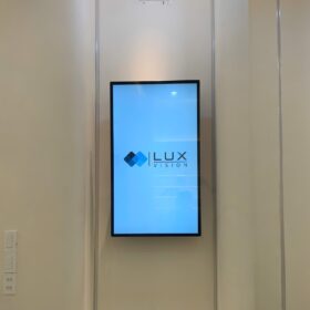 Màn hình quảng cáo treo tường 43 inch chính hãng Lux Vision